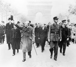 Défilé du 11 novembre 1944 sur les Champs Elysées