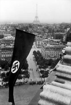 Le drapeau nazi flotte sur l'Arc de Triomphe