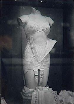 mannequin avec un corset dans une vitrine
