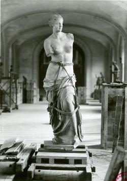 Venus de Milon encordée pour être évacuée du Louvre