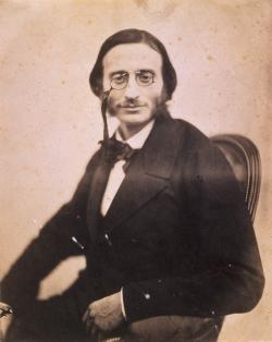 Le portrait réalisé par Nadar vers 1850 montre un autre Offenbach, plus jeune. Il n’a déjà plus la longue chevelure qu’il portait lorsqu’il était le « Paganini du violoncelle »