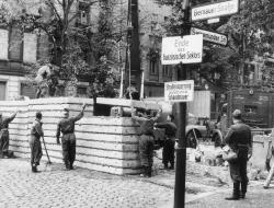 Installation de blocs de béton à berlin par des soldats