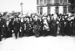 Manifestation des suffragettes, Mme Séverine 