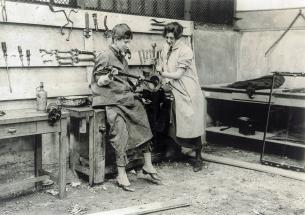 Miss Hughes et Miss Wilde au garage du Comité à Vic-sur-Aisne